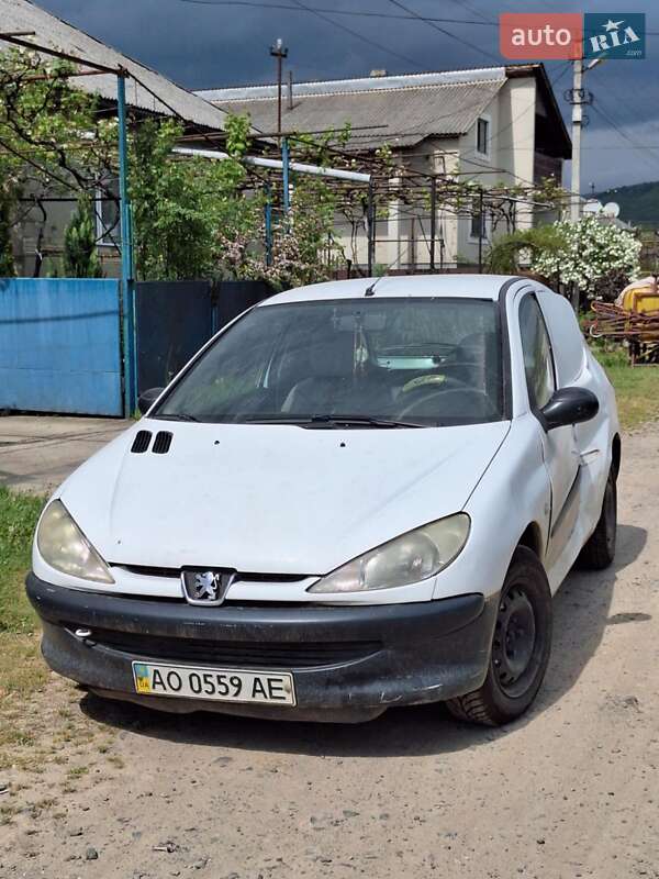Хэтчбек Peugeot 206 2002 в Виноградове