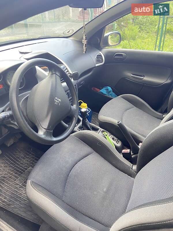 Хетчбек Peugeot 206 2011 в Чернівцях