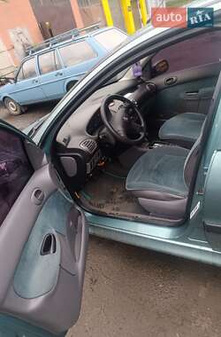 Хэтчбек Peugeot 206 2001 в 