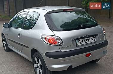 Хэтчбек Peugeot 206 2002 в 