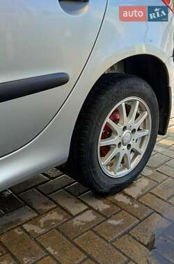 Хэтчбек Peugeot 206 2006 в 