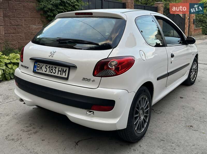 Хетчбек Peugeot 206 2011 в Рівному
