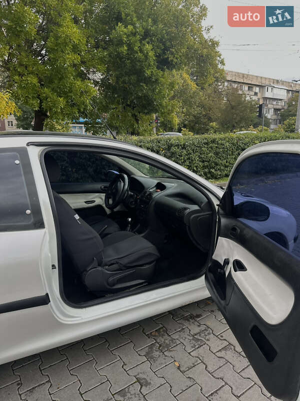 Хетчбек Peugeot 206 2001 в Чернівцях