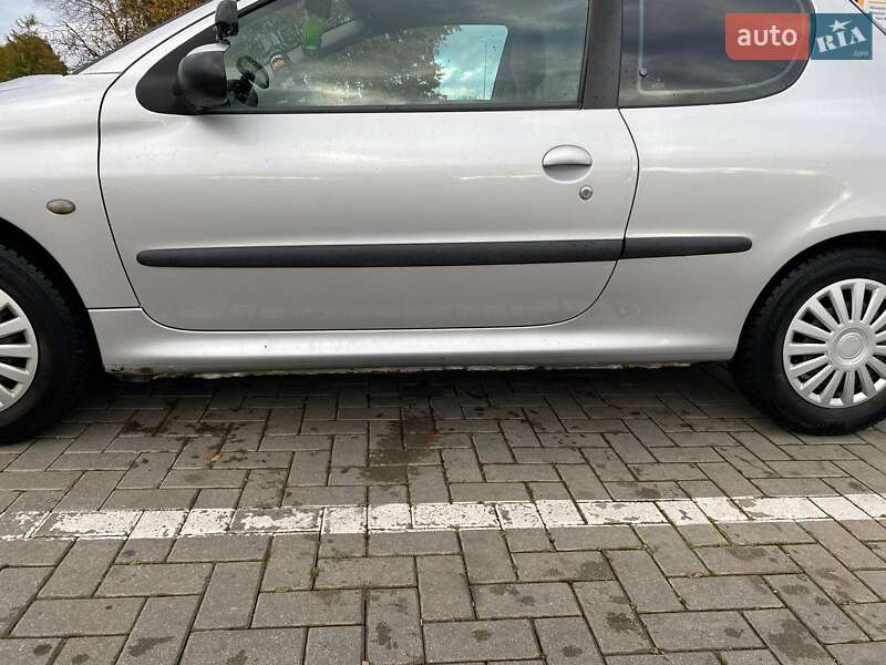 Хэтчбек Peugeot 206 2003 в Днепре