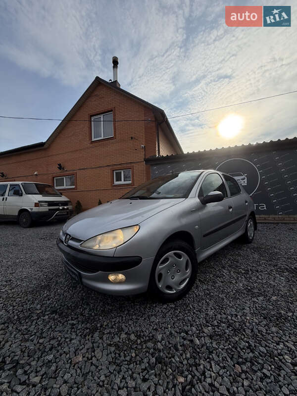 Хэтчбек Peugeot 206 2004 в  фото Хэтчбек Peugeot 206 2004 в