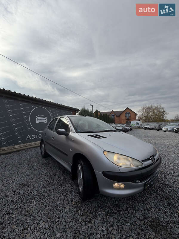Хетчбек Peugeot 206 2004 в Дергачах