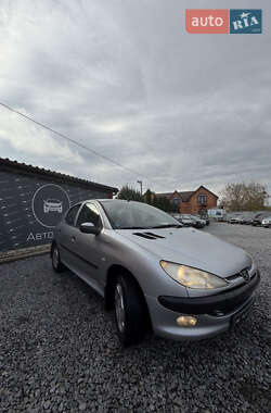 Хэтчбек Peugeot 206 2004 в  фото 3 Хэтчбек Peugeot 206 2004 в