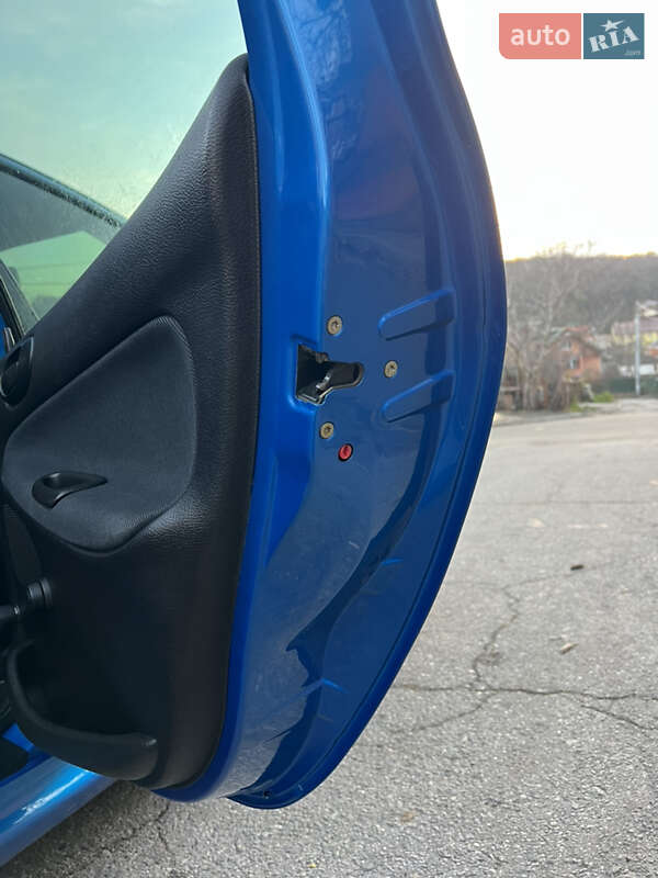 Хэтчбек Peugeot 206 2004 в Киеве фото 75 Хэтчбек Peugeot 206 2004 в Киеве