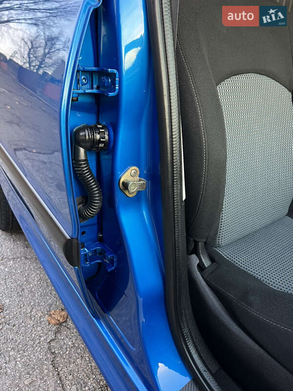 Хэтчбек Peugeot 206 2004 в Киеве фото 79 Хэтчбек Peugeot 206 2004 в Киеве