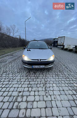 Хэтчбек Peugeot 206 2002 в Берегово