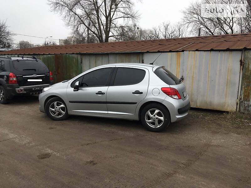 Хетчбек Peugeot 207 2010 в 