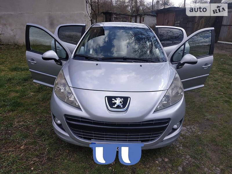 Хетчбек Peugeot 207 2010 в 