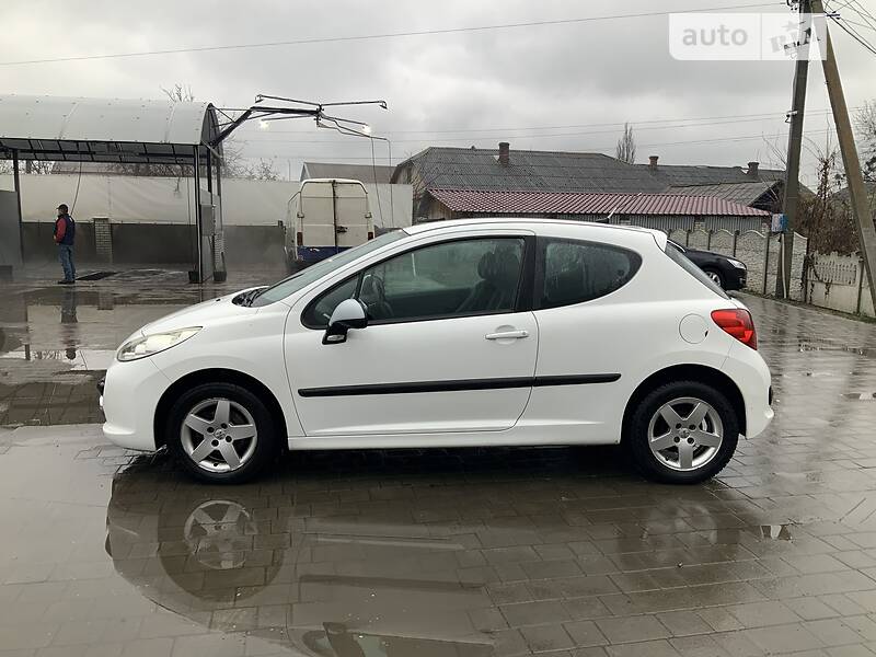 Хетчбек Peugeot 207 2009 в Острозі