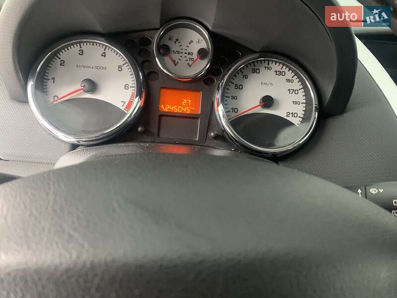 Хэтчбек Peugeot 207 2011 в Киеве
