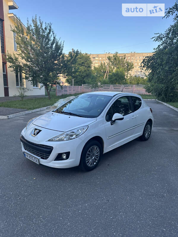 Хетчбек Peugeot 207 2011 в 
