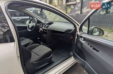Хэтчбек Peugeot 207 2010 в 