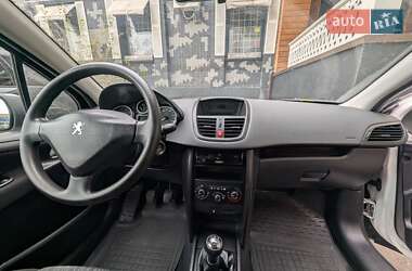 Хэтчбек Peugeot 207 2010 в 