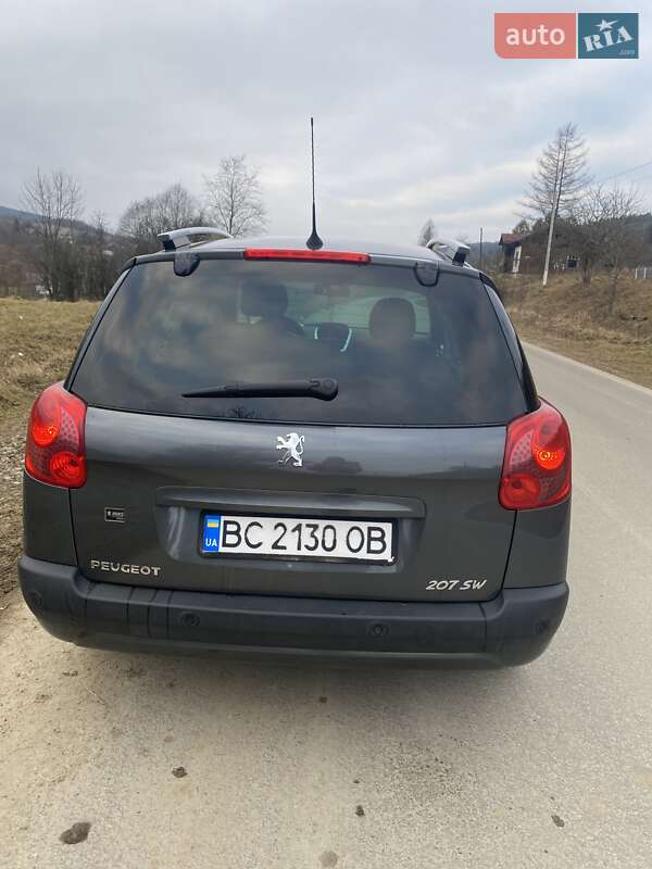 Хэтчбек Peugeot 207 2010 в Сходнице