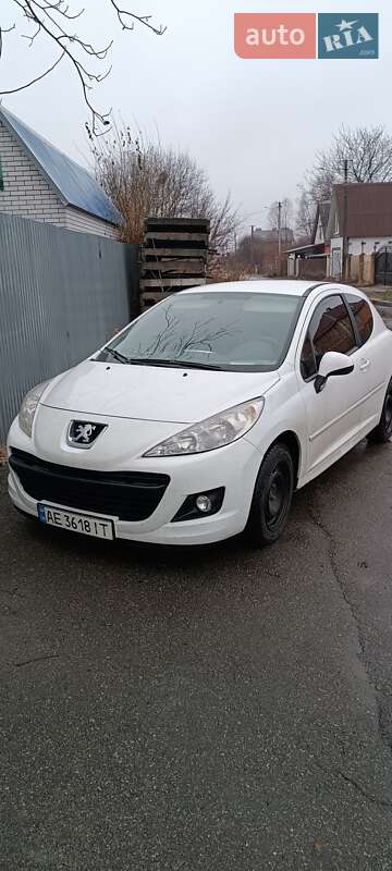 Хэтчбек Peugeot 207 2011 в Киеве