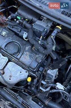 Хэтчбек Peugeot 207 2010 в 