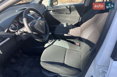 Хетчбек Peugeot 207 2010 в 