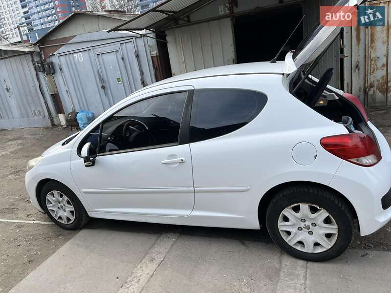 Хэтчбек Peugeot 207 2011 в Киеве