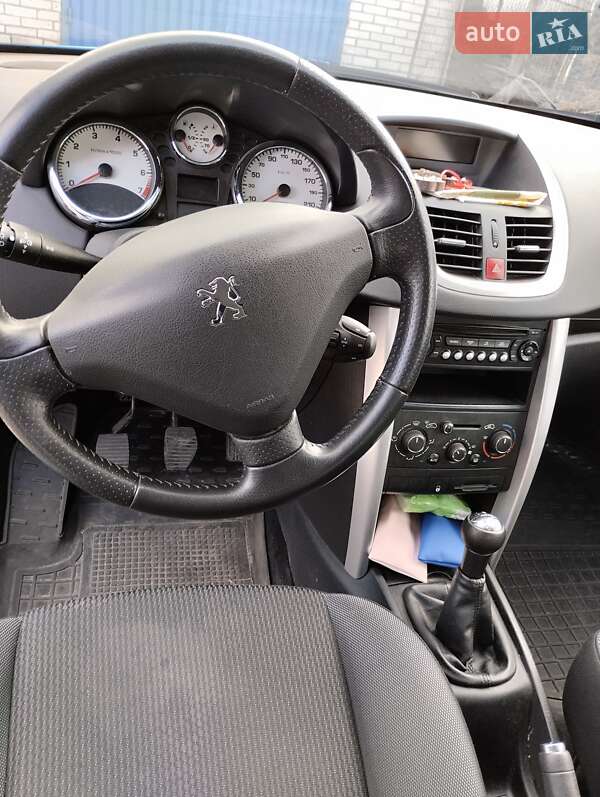 Хэтчбек Peugeot 207 2011 в Мироновке