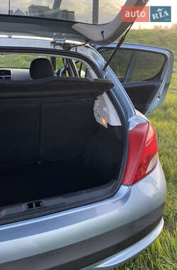 Хетчбек Peugeot 207 2010 в 