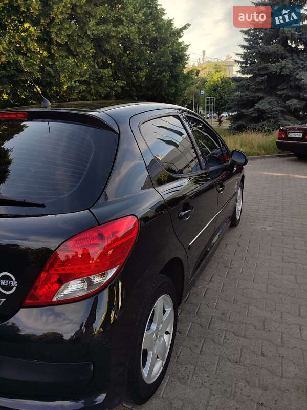 Хетчбек Peugeot 207 2011 в Чернівцях