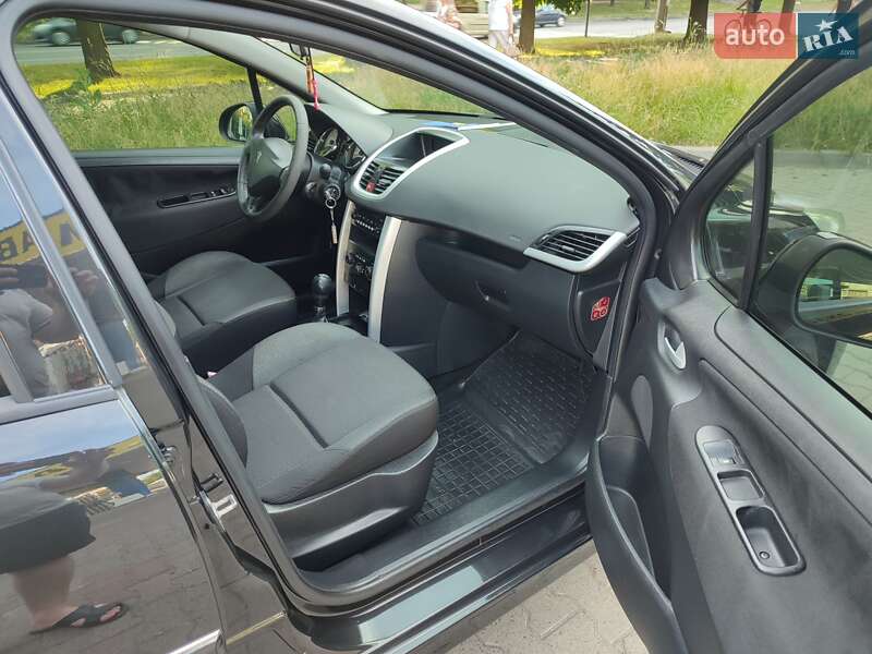 Хетчбек Peugeot 207 2011 в Чернівцях