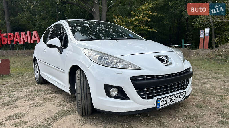 Хетчбек Peugeot 207 2011 в 