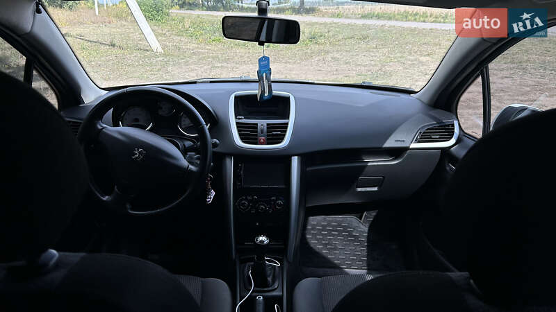Хетчбек Peugeot 207 2011 в Новоархангельську