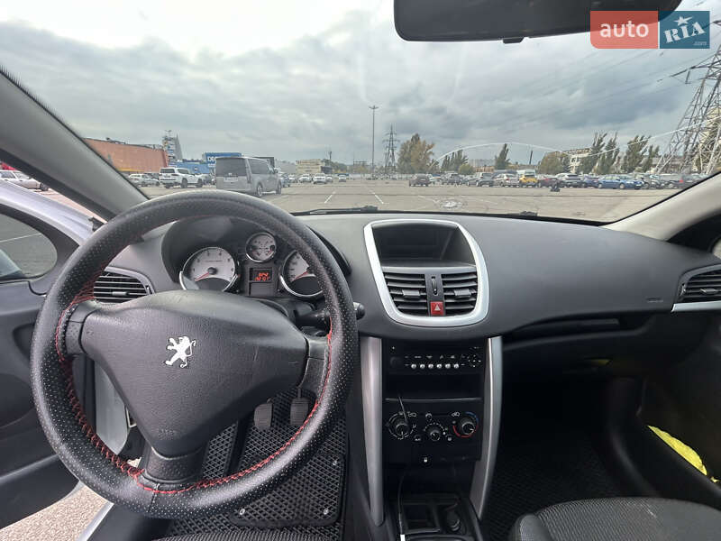 Хэтчбек Peugeot 207 2011 в Киеве