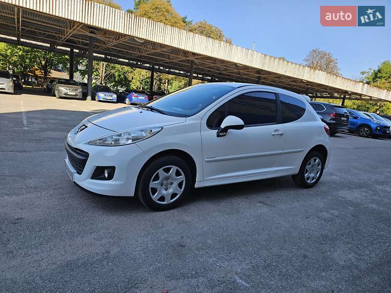 Хэтчбек Peugeot 207 2011 в Киеве