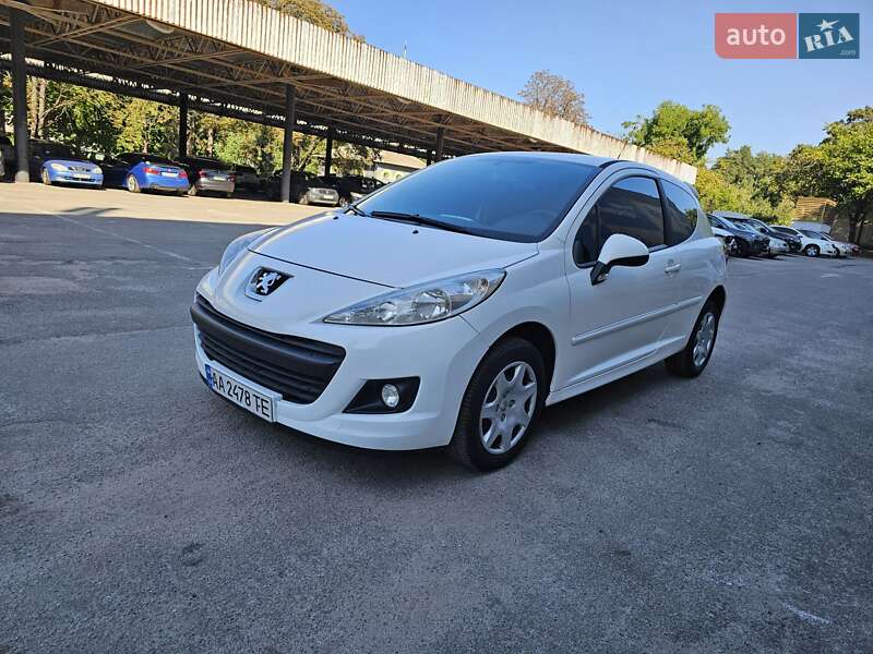 Хэтчбек Peugeot 207 2011 в Киеве