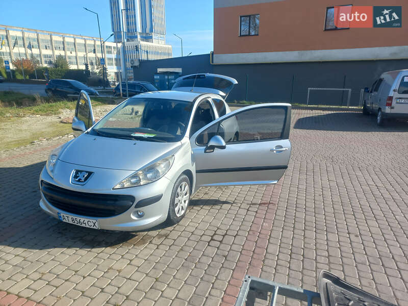Хэтчбек Peugeot 207 2009 в Ивано-Франковске