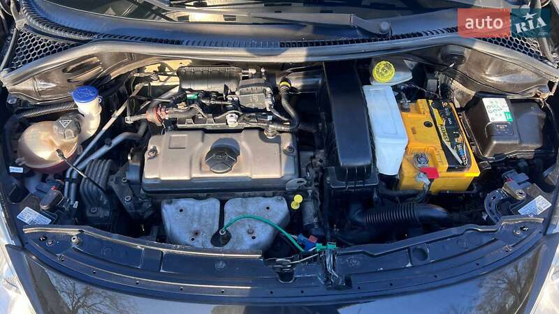 Хетчбек Peugeot 207 2009 в Волочиську