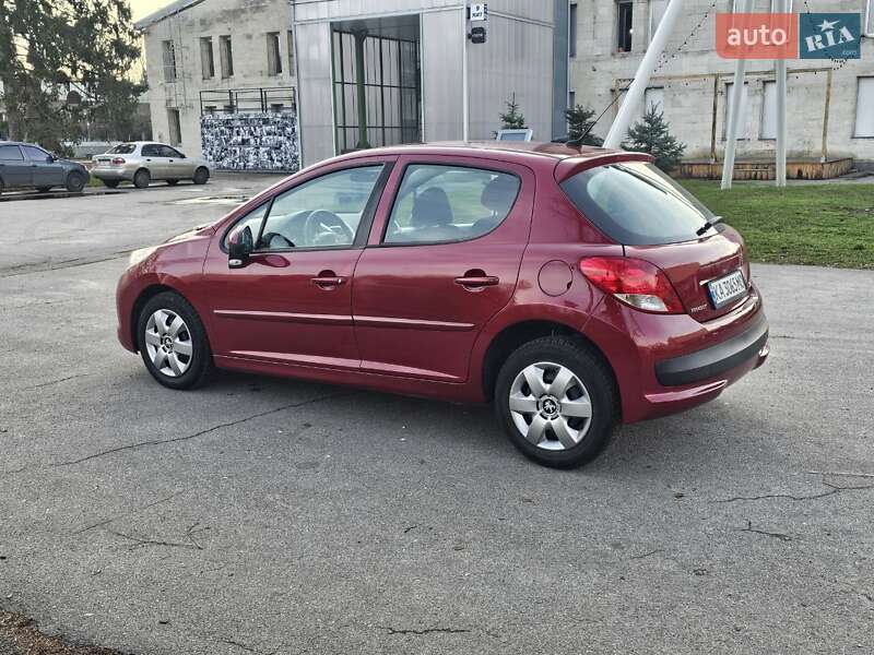 Хэтчбек Peugeot 207 2010 в Киеве