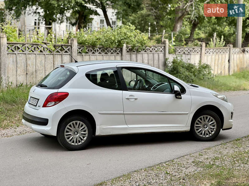 Хэтчбек Peugeot 207 2011 в Чугуеве