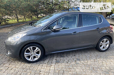 Хэтчбек Peugeot 208 2012 в Самборе