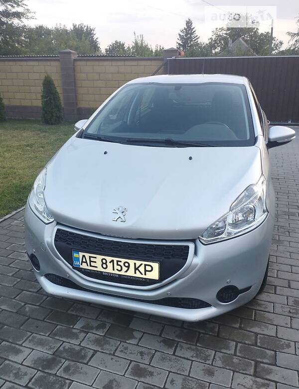 Хэтчбек Peugeot 208 2013 в Днепре