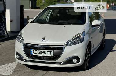 Хетчбек Peugeot 208 2016 в Дніпрі