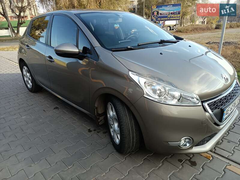 Хетчбек Peugeot 208 2013 в Кам'янському