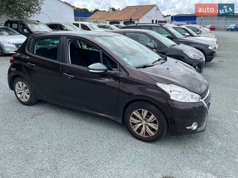 Хэтчбек Peugeot 208 2012 в 