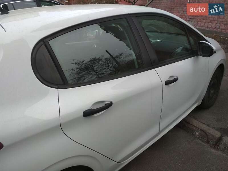 Хетчбек Peugeot 208 2013 в Києві