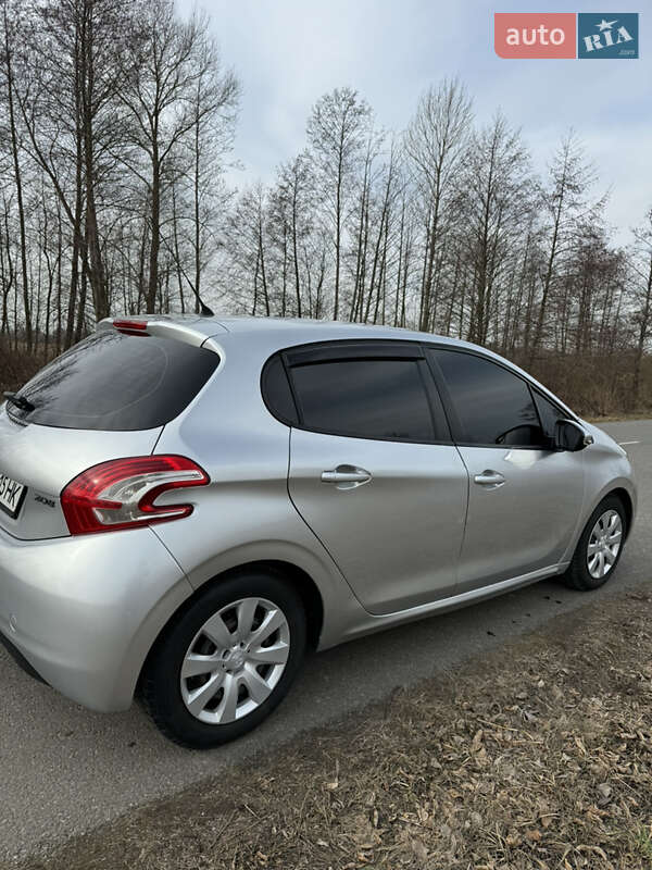 Хэтчбек Peugeot 208 2013 в Овруче