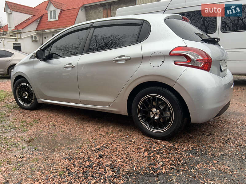 Хэтчбек Peugeot 208 2013 в Овруче