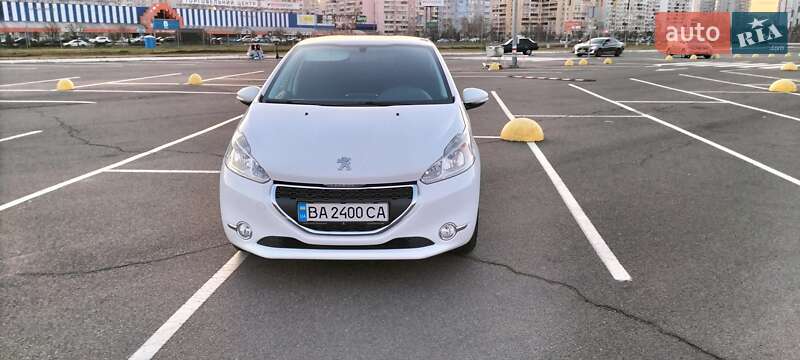 Хетчбек Peugeot 208 2015 в Києві