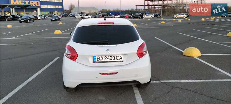 Хетчбек Peugeot 208 2015 в Києві