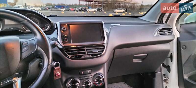 Хетчбек Peugeot 208 2015 в Києві